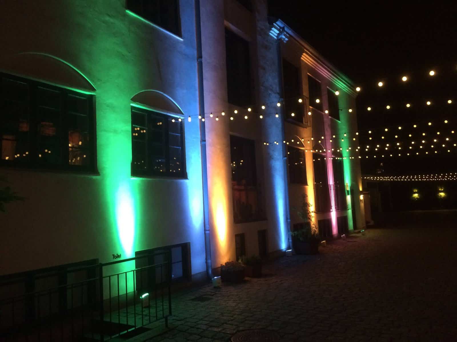 Uplights brugt på facade ved event på Mogens Dahl.