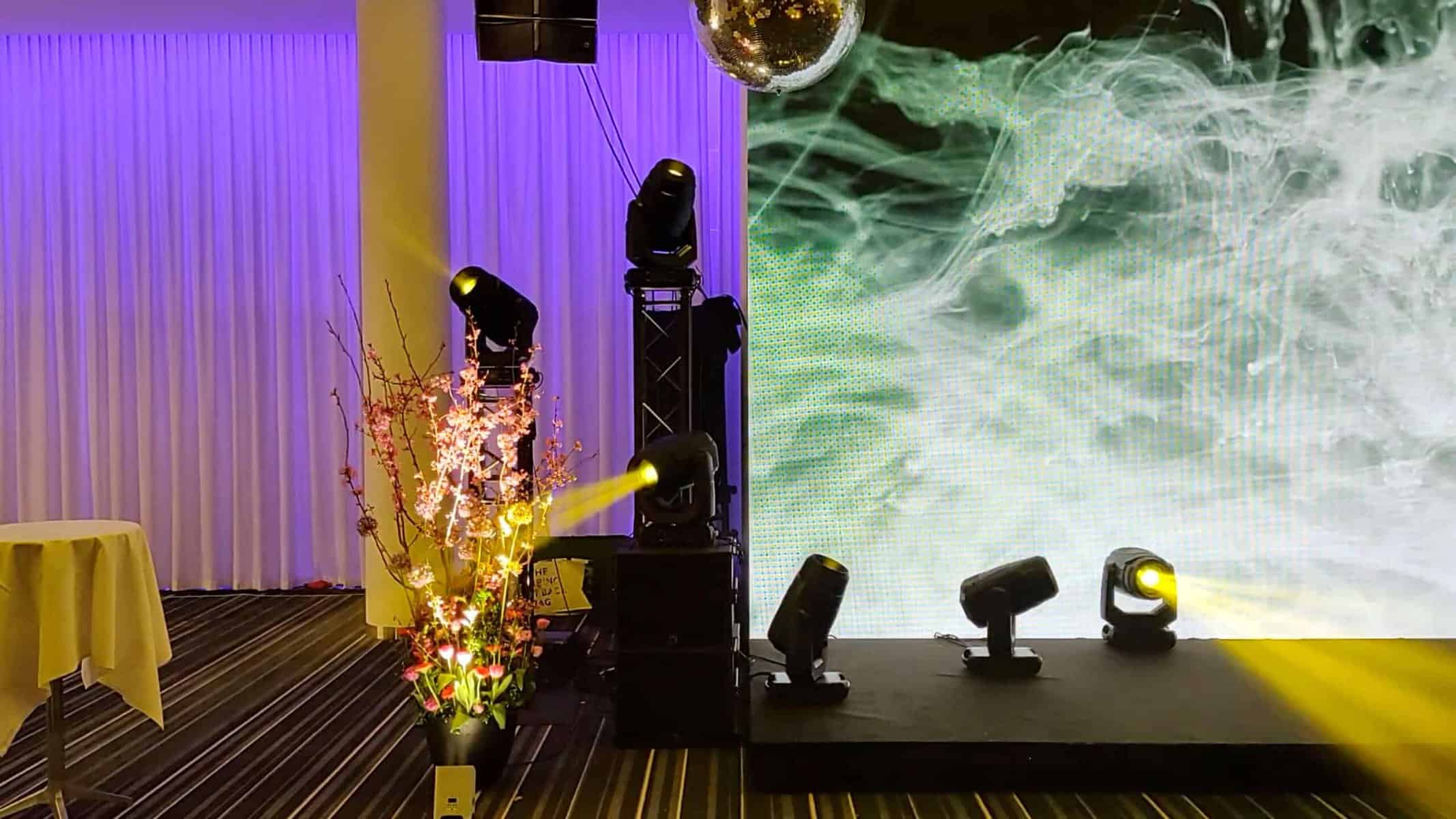 Lej en projektor og lærred til visuelle AV-løsninger